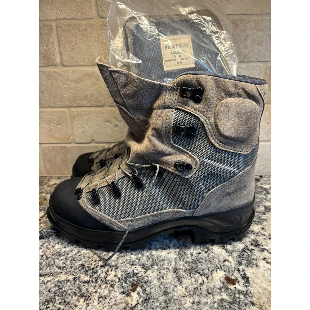 Men's 9.5 R black and gray Bates Tora Bora Alpine hiking/mountain combat hike